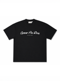 Schwarzes, gekürztes T-Shirt von COMME PAS DE DEUX im Chrom-Design mit lockerer Passform, auf einem weißen Hintergrund.
