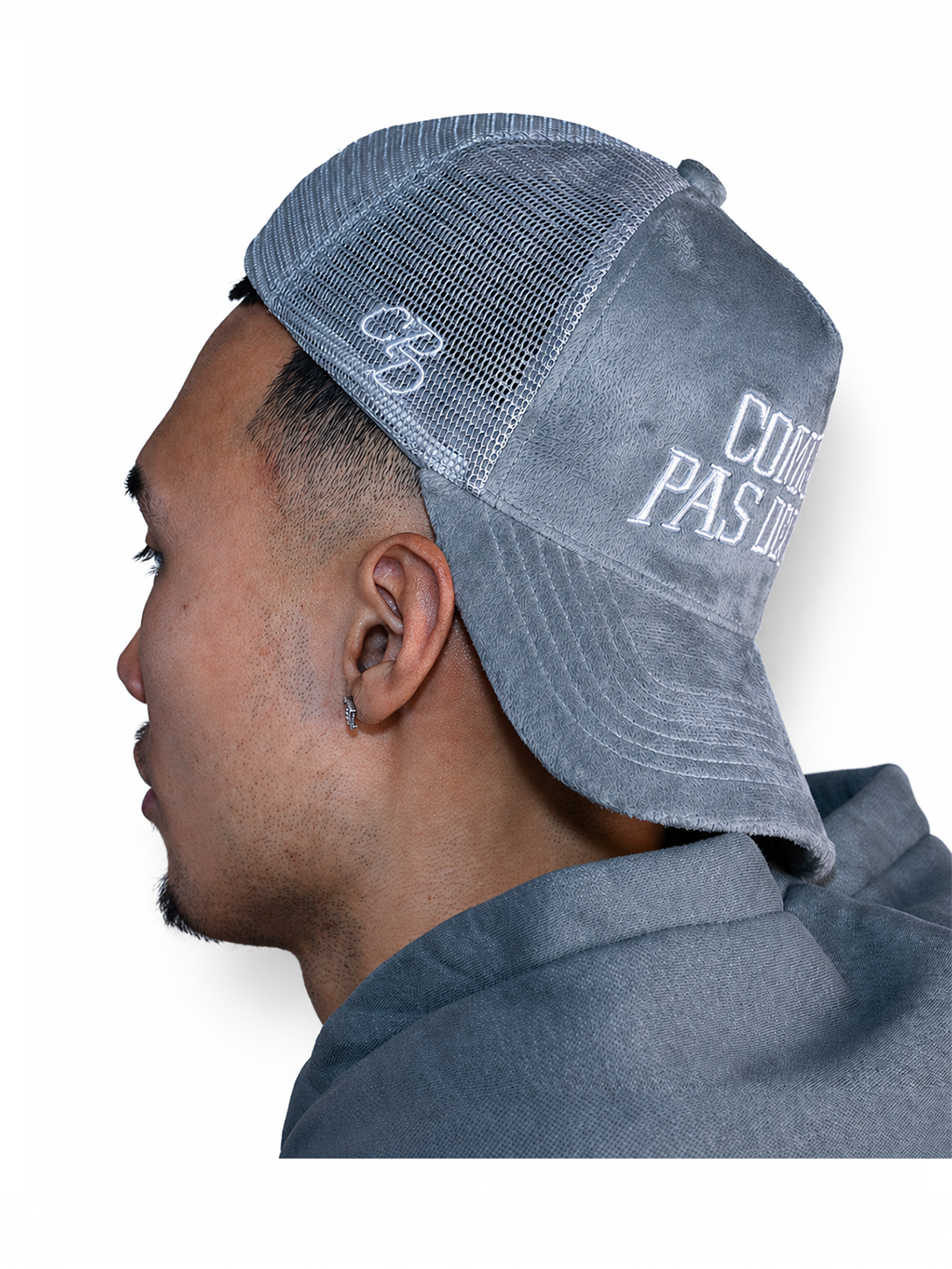 Velours Trucker-Cap von COMME PAS DE DEUX, beige mit Mesh-Back, sichtbare Verzierungen und gesticktes Logo an der Vorderseite