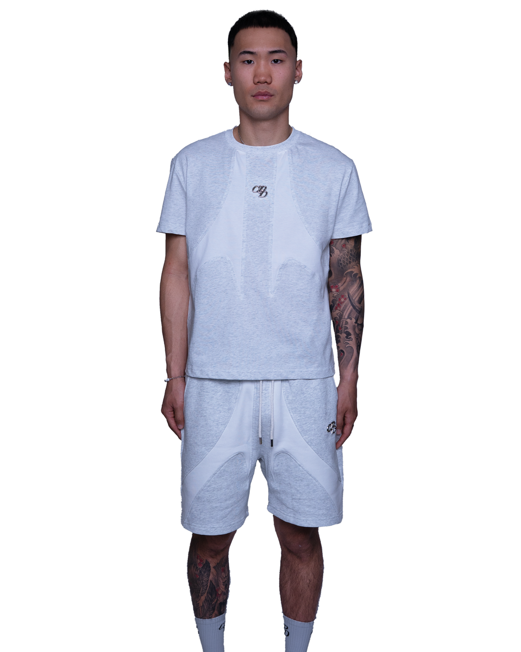 Hellegraue Shorts von COMME PAS DE DEUX, locker sitzend, aus bequemem Stoff, ideal für den Sommer, frontal fotografiert.