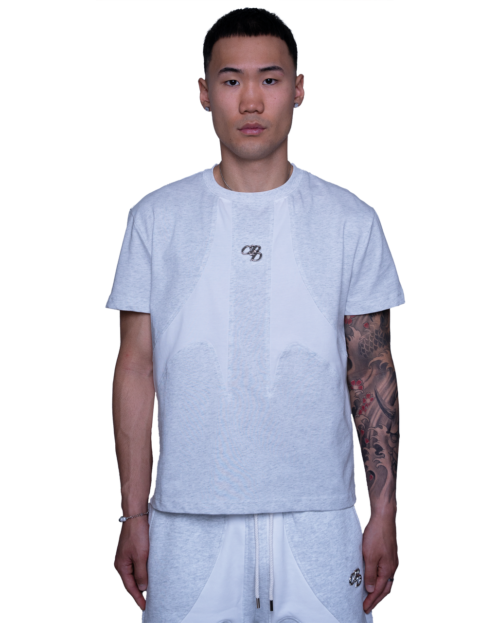 Hellgraues T-Shirt im Regular Fit von COMME PAS DE DEUX, zeigt den frontalen Blick auf den schlichten, bequemen Schnitt.
