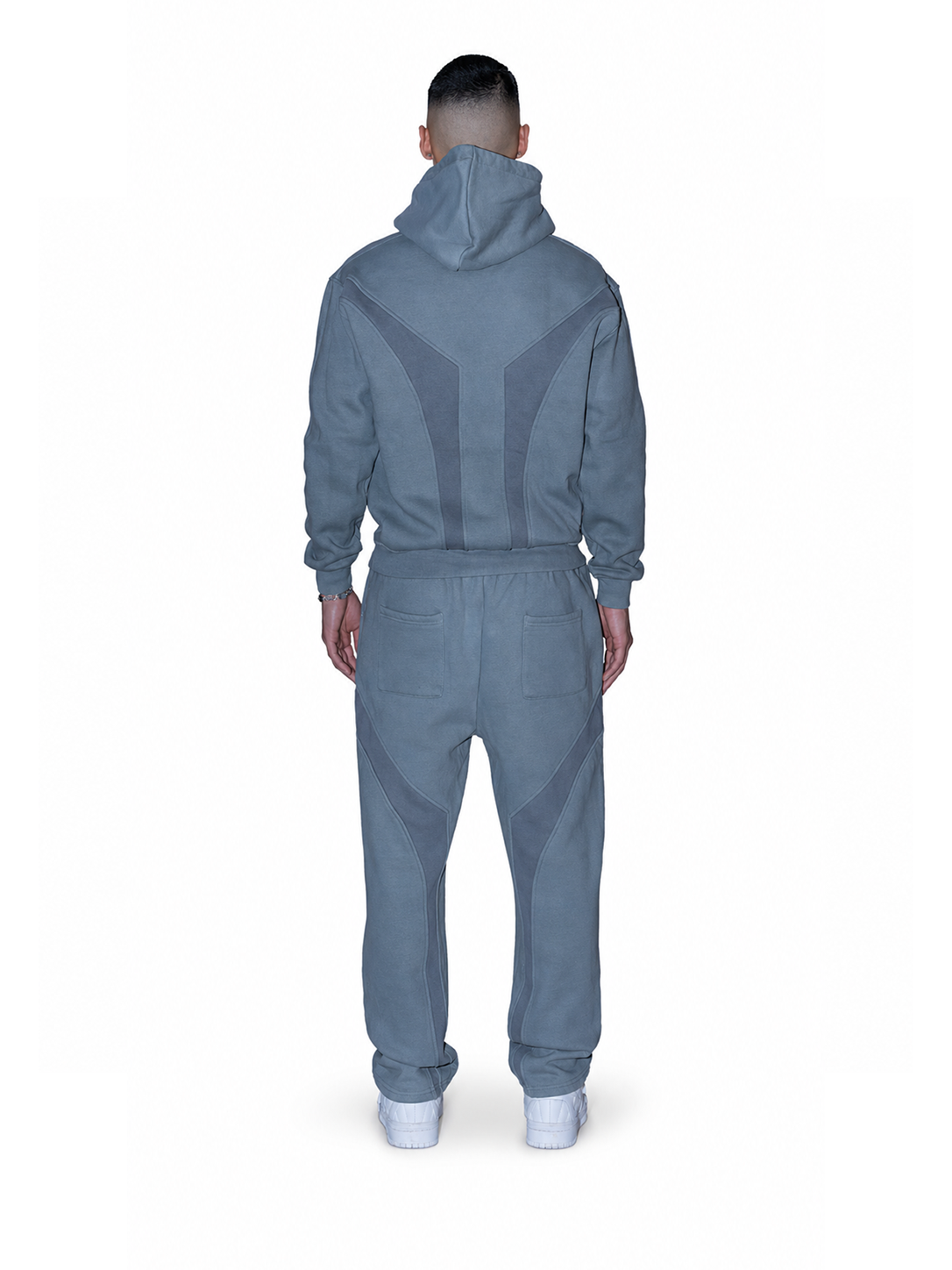 Graue offene Jogger von COMME PAS DE DEUX, hinten sichtbar, bequemer Freizeit-Look, weiches Material und lockerer Schnitt.