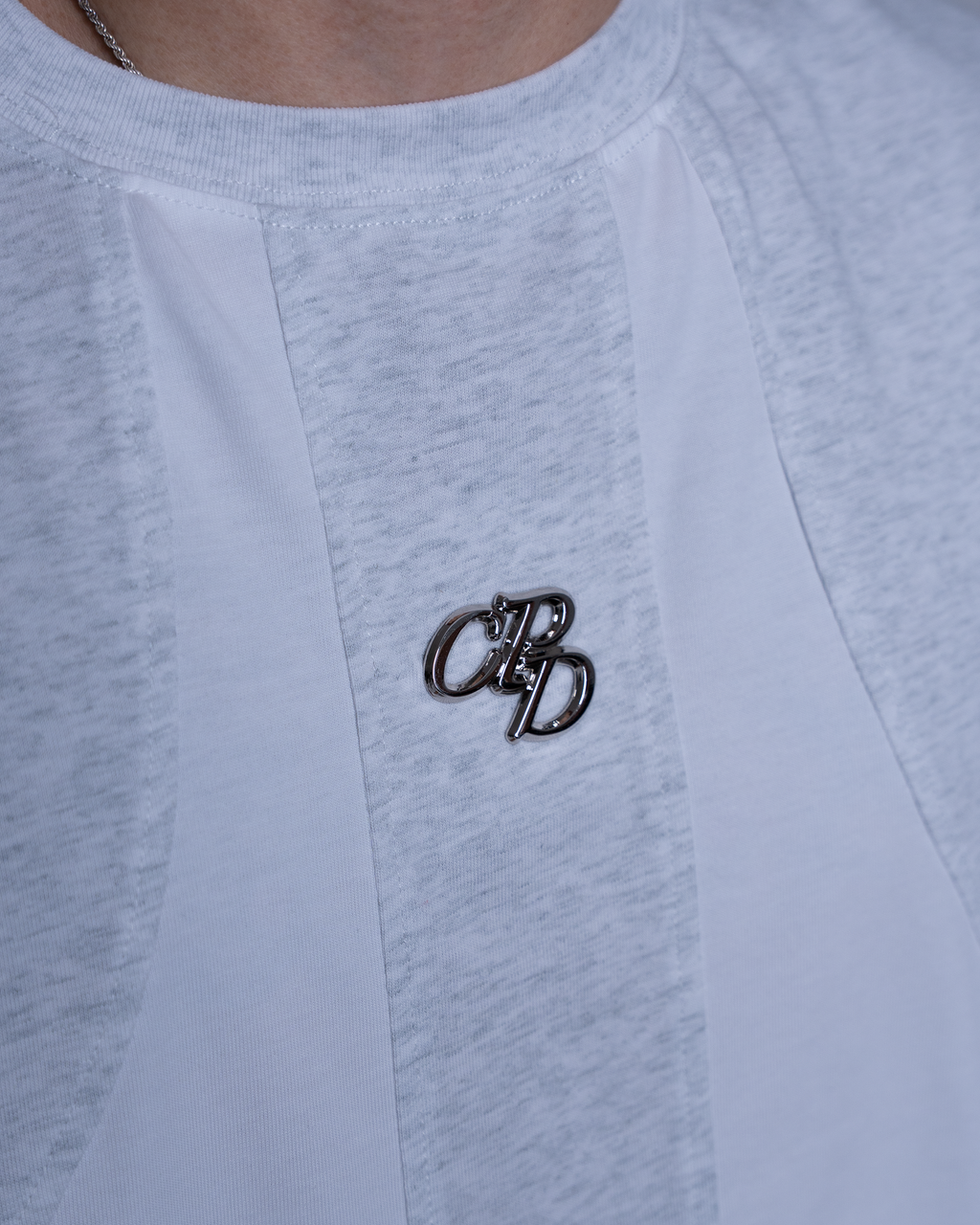 Hellgraues Regular Fit T-Shirt von COMME PAS DEUX, Nahaufnahme des weichen Stoffes und des klassischen Designs.