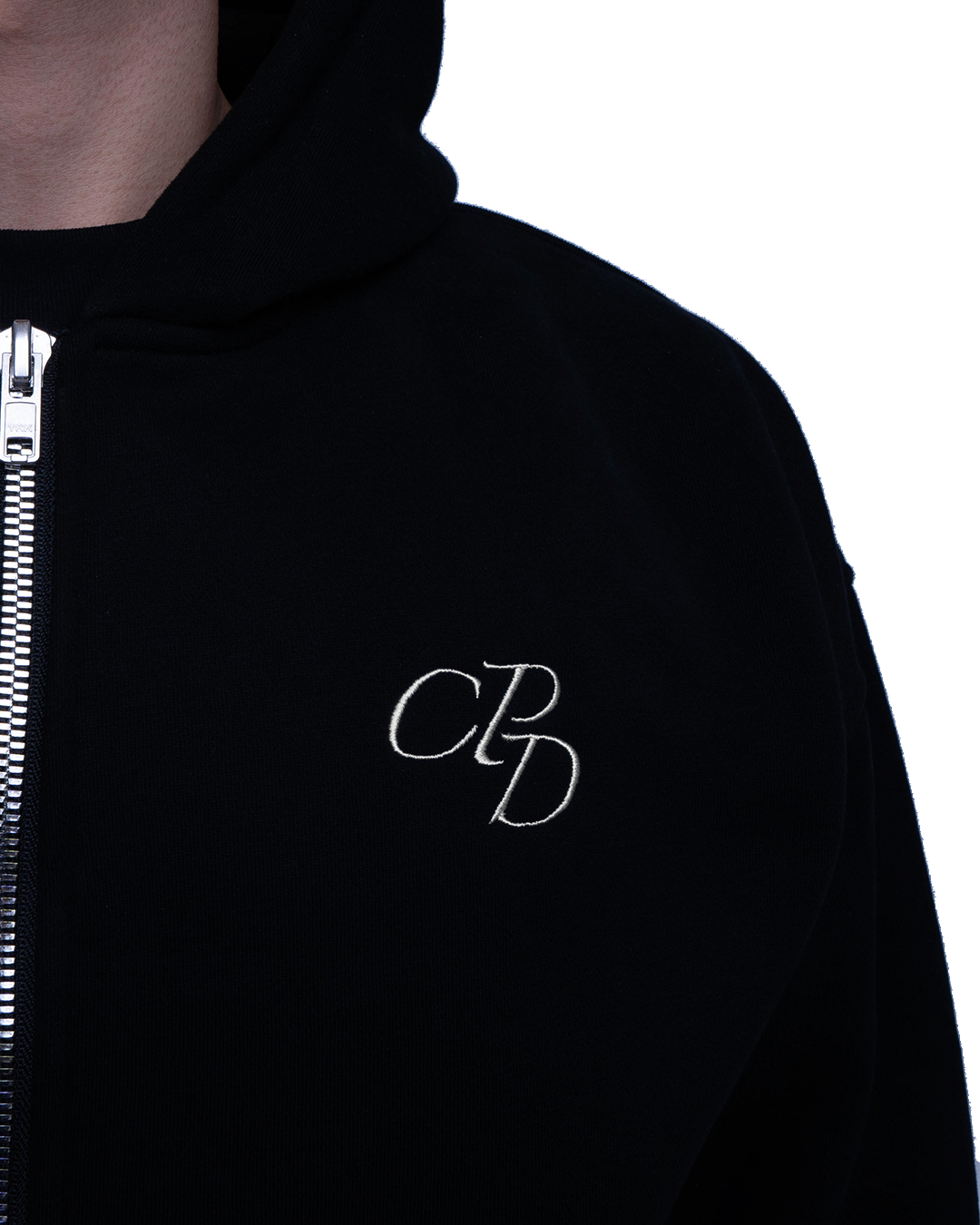 Schwarze ZIP-Hoodie von COMME PAS DE DEUX mit Reißverschluss und Kapuze, getragen von einer Person, casual Mode.