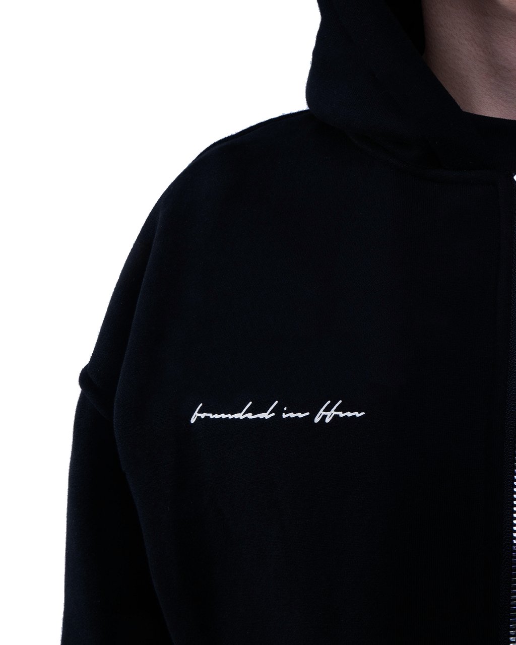 Schwarze ZIP-Hoodie von COMME PAS DE DEUX mit Reißverschluss und Kapuze, lässiger Sportstil, auf weißem Hintergrund.