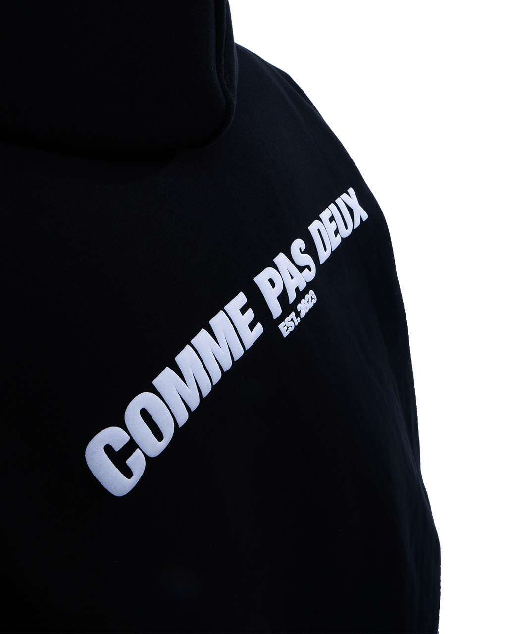 Schwarzer ZIP-Hoodie von COMME PAS DE DEUX, bequem und stilvoll, mit Reißverschluss und Kapuze, auf weißem Hintergrund.