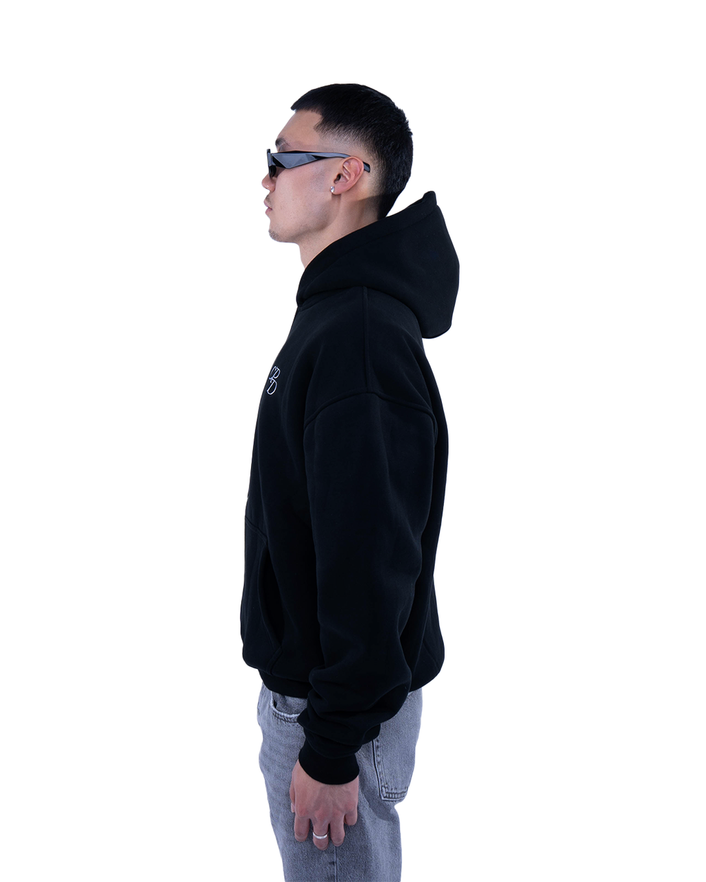 Schwarze ZIP-Hoodie von COMME PAS DEUX, bequem und modisch, mit Reißverschluss und Kapuze, auf weißem Hintergrund.