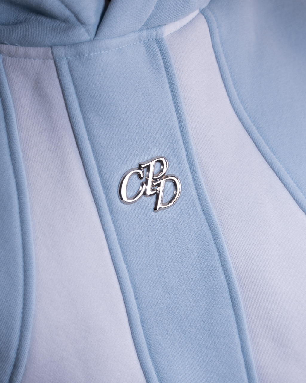 Blaue Baby-Hoodie von COMME PAS DEUX mit weicher Textur, Nahaufnahme des kuscheligen, bequemen Kapuzenpullovers für Kinder