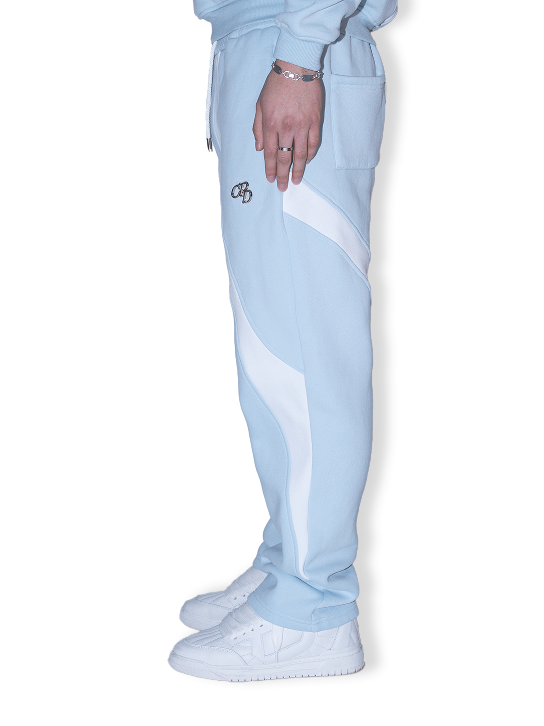 Baby-Jogger mit offener Beinpartie in Blau von COMME PAS DE DEUX, seitliche Ansicht, bequeme Passform für Babys.