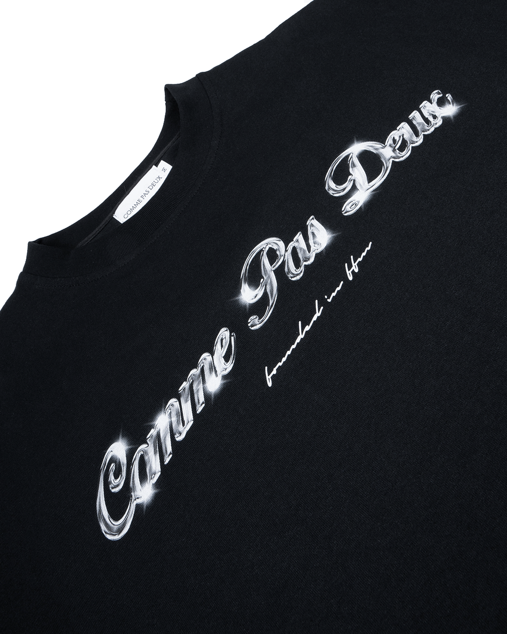 Schwarzes Chrome T-Shirt im Cropped Fit von COMME PAS DE DEUX, casual getragen, auf weißem Hintergrund sichtbar